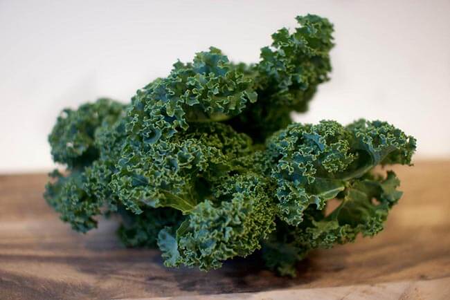 Cheesy garlic raw dehydrated kale chips, paleo and vegan - The Herbal Spoon